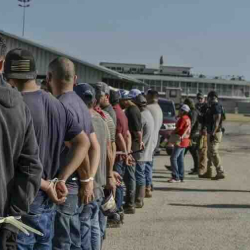 Trump yêu cầu Úc cung cấp dữ liệu tội phạm di cư: Liệu có phải "liều thuốc độc" cho chính sách nhập cư toàn cầu?