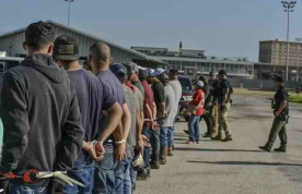 Trump yêu cầu Úc cung cấp dữ liệu tội phạm di cư: Liệu có phải "liều thuốc độc" cho chính sách nhập cư toàn cầu?