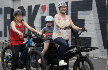 Người dân Úc bỏ xe hơi, chuyển sang xe đạp để đối phó với giá xăng tăng vọt